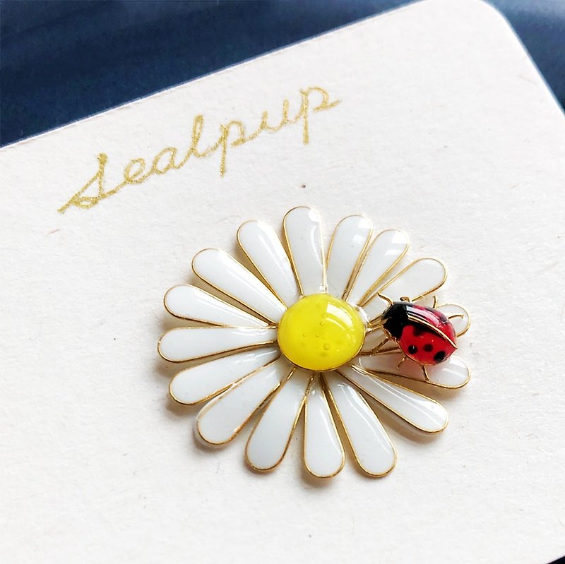 Daisy and Bugs hairpin/hair accessories/scarf clip (with accessory gift box) - Hair Accessories - Resin White