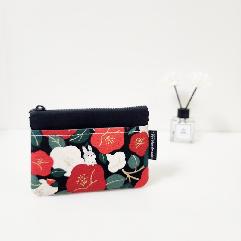 [Naturally beautiful Camellia and Rabbit-Red (Black)] HOT!!! Japanese-style coin purse zipper bag - กระเป๋าใส่เหรียญ - ผ้าฝ้าย/ผ้าลินิน สีแดง