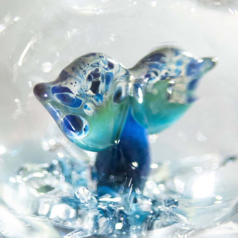 Whale Tail Splash Blown Glass Necklace - 項鍊 - 玻璃 藍色