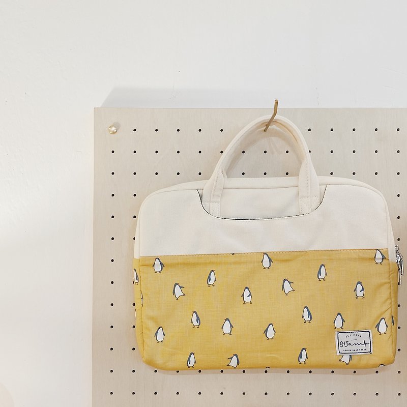 [Latest Shelves] Mustard Yellow Little Penguin-Color-blocking Fabric Laptop Bag (13-14 inches)/815a.m