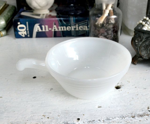 FIRE KING Milk White Glass Single Handle Soup Bowl 60s Antique Glass  Products Milk Glasses Bowl - Shop Mr.Travel Genius Antique shop Bowls -  Pinkoi