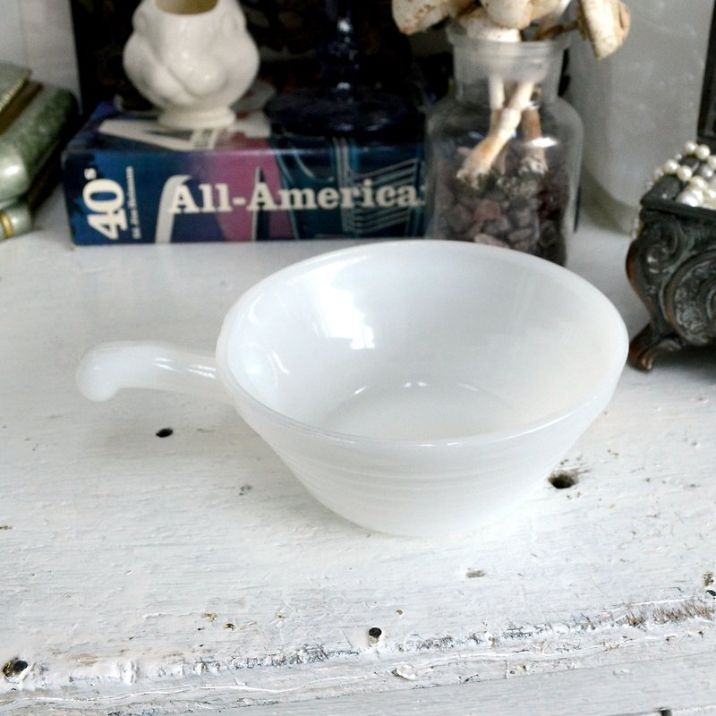 FIRE KING Milk White Glass Single Handle Soup Bowl 60s Antique Glass Products Milk Glasses Bowl - ถ้วยชาม - แก้ว ขาว