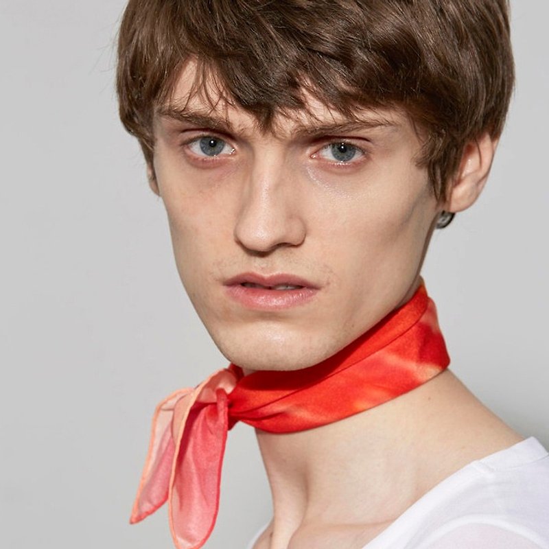 "Bubble Gum Seine" An orange-red silk scarf in a Parisian style - ผ้าพันคอ - ผ้าไหม สีแดง
