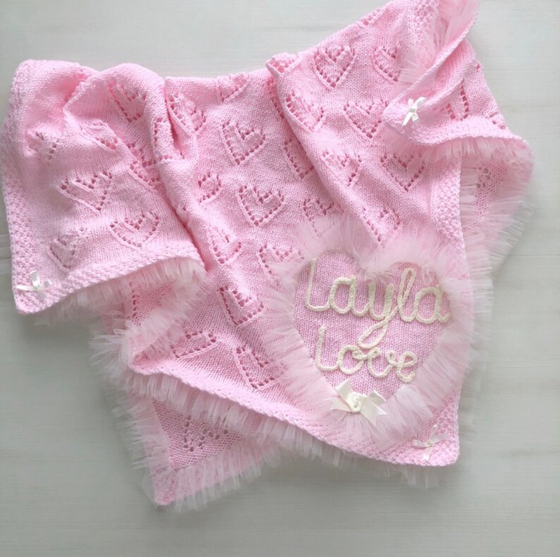 Pink hand knit blanket with ivory tulle and name of baby . - 其他 - 其他材質 