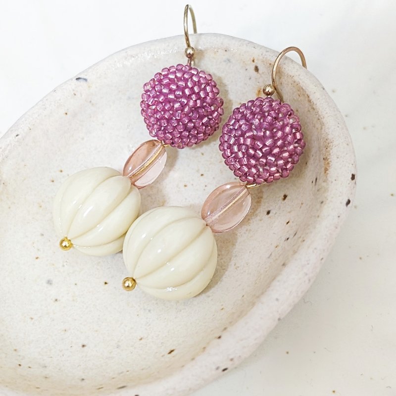 Beaded Flower earrings - ต่างหู - วัสดุอื่นๆ สีแดง