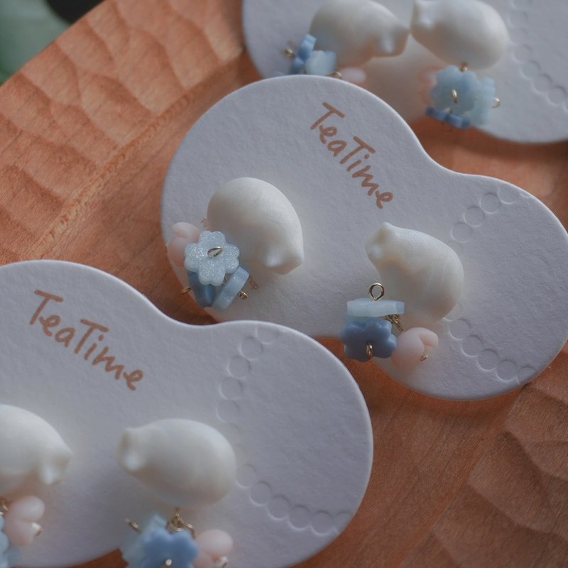 TeaTime side lying pearl shimmer cat group and mixed color flower group matte white ear needle ear clip - ต่างหู - วัสดุอื่นๆ ขาว