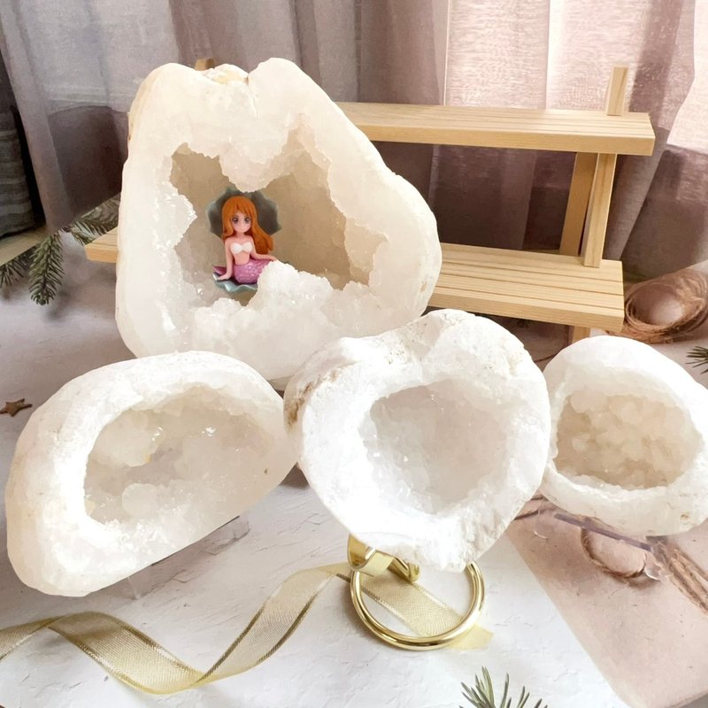 Angel of Wish~Fine-quality Moroccan white crystal geode (B) with base - ของวางตกแต่ง - คริสตัล 