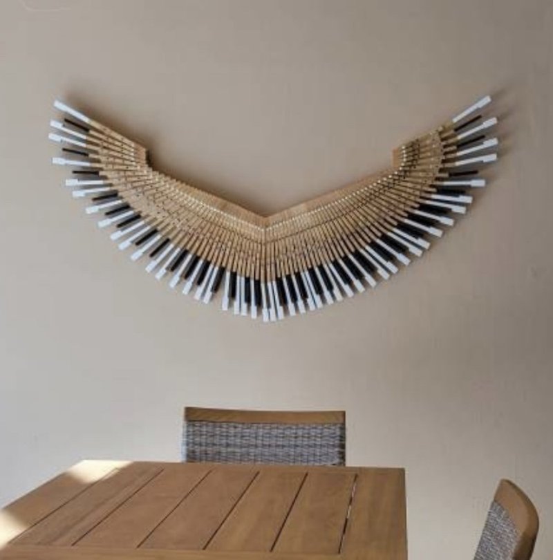 隱藏的木製底座上的舊鋼琴鍵製成的翅膀