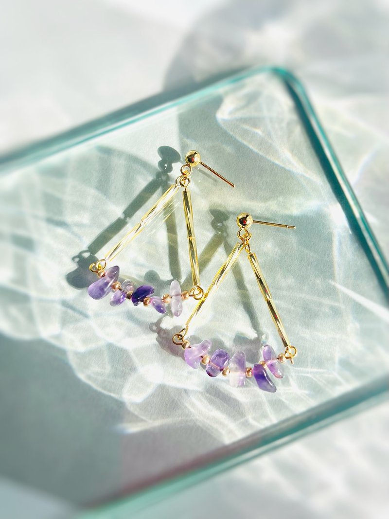 アメジストのトライアングルピアス/パワーストーン/一粒ピアス/18kgp/一粒/シンプル/アレルギー対応/アメジスト/誕生石 - 耳環/耳夾/耳骨夾 - 半寶石 紫色