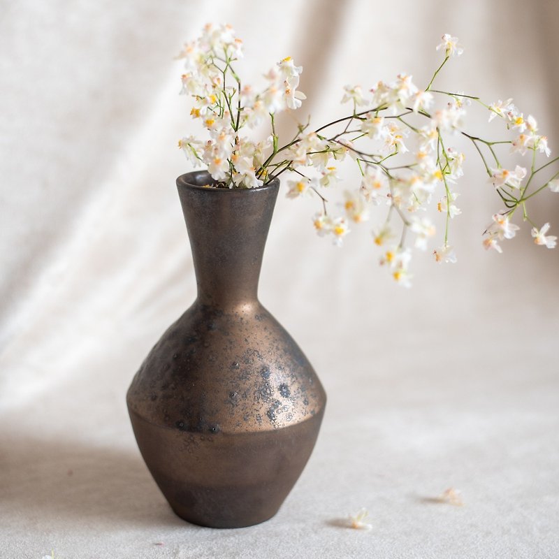 The hidden rust of time - Celestial sphere vase and flower vessel - เซรามิก - ดินเผา สีกากี