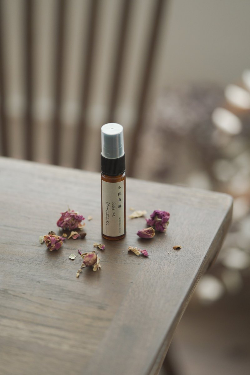 Little Tree Fragrance Room Organic Essential Oil Perfume // Rose Valley - น้ำหอม - พืช/ดอกไม้ สีแดง