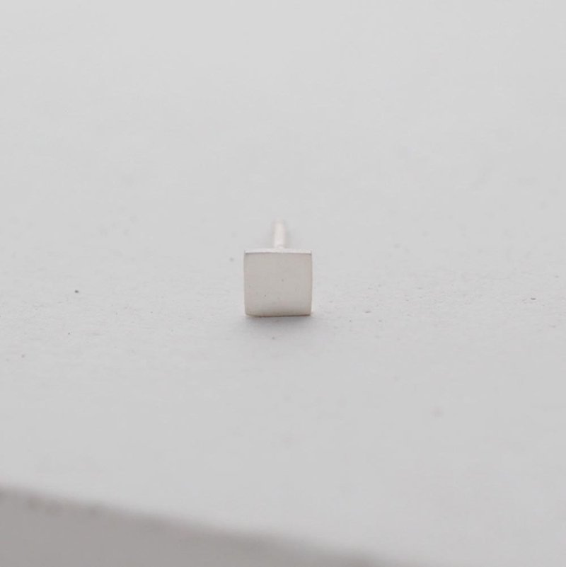Minimalist design mini square silver earrings (single in) - ต่างหู - เงินแท้ สีเงิน