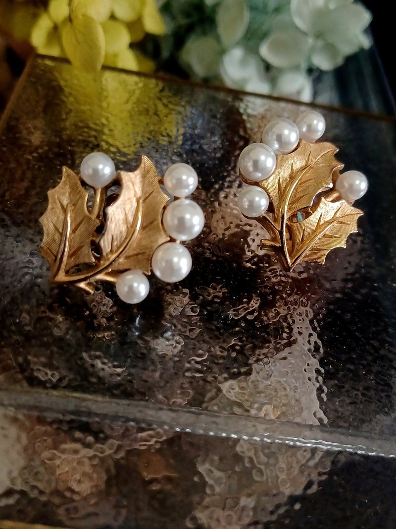 vintage jewelry Trifari 金色珍珠冬青葉 夾式耳環 - 耳環/耳夾/耳骨夾 - 其他金屬 