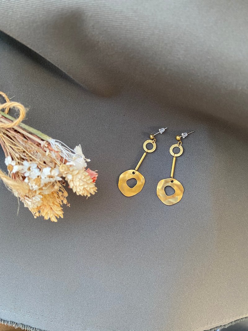 Hand Bronze pin earrings / cramping - ต่างหู - ทองแดงทองเหลือง สีทอง