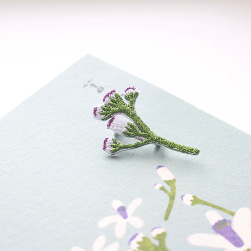 センダンの花 | 刺繍ブローチ - ブローチ - 刺しゅう糸 ホワイト