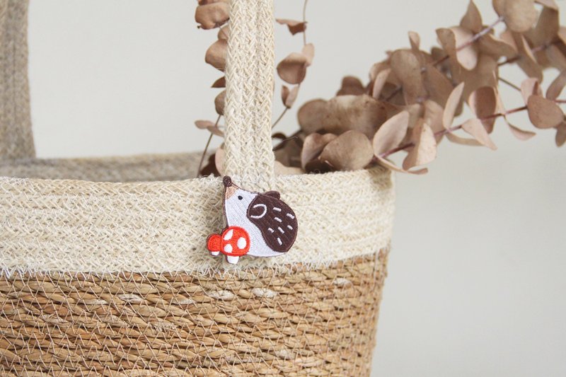 Leyang·Leyan- Forest Party Embroidered Pin/Hedgehog and Shiitake - เข็มกลัด/พิน - งานปัก สีกากี