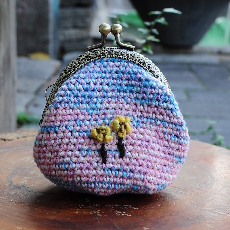 Hand hook cotton linen embroidery gold purse - dream pink blue yellow - กระเป๋าใส่เหรียญ - ผ้าฝ้าย/ผ้าลินิน 