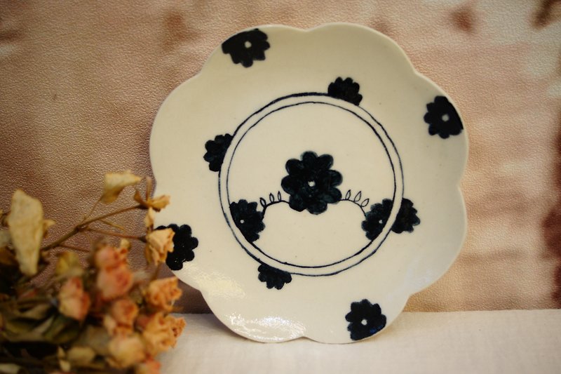 Handcrafted Japanese Lace Scalloped Edge Plate with floral pattern, Ø15cm - Plates & Trays - Pottery Blue