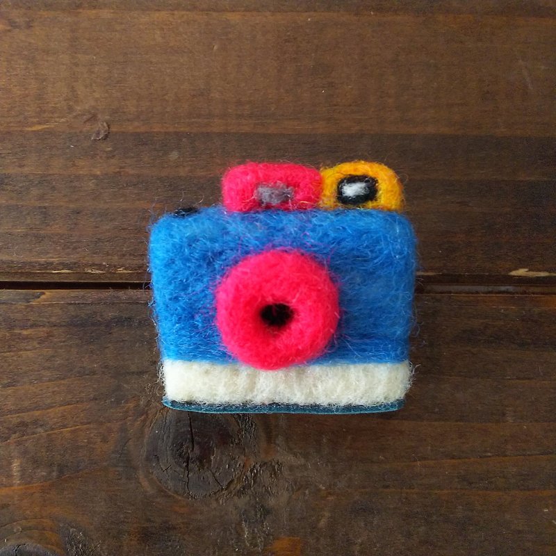 Toy camera brooch blue - Brooches - Wool 