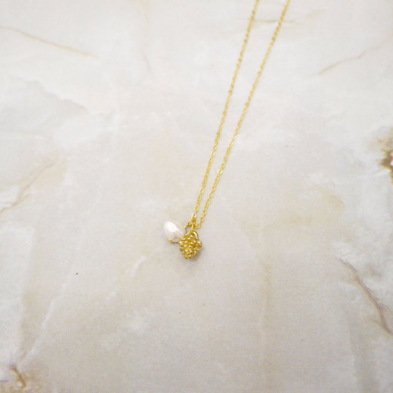 Pinecone natural pearl design necklace - สร้อยคอ - โลหะ สีทอง