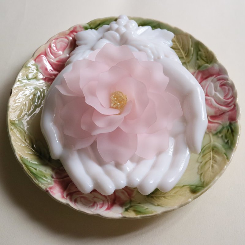 大輪芍薬のコサージュ ピンク　ピオニー 花 フラワー ブローチ 軽い 上品 優雅 高貴 清楚 爽やか しゃくやく シャクヤク 牡丹 アクリル樹脂 - 胸針 - 塑膠 粉紅色