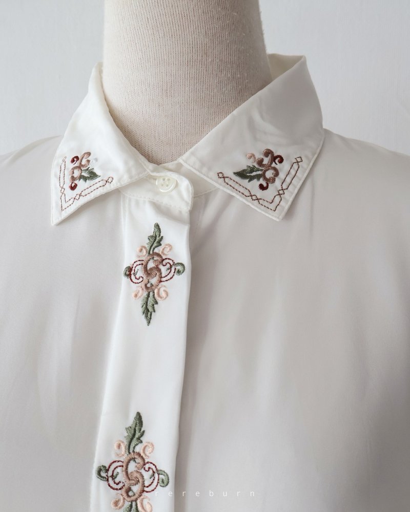 復古圖騰刺繡領寬鬆歐美版型長袖米白色古著襯衫 - 女襯衫 - 聚酯纖維 白色