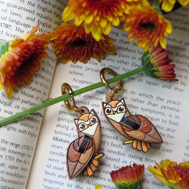 Wooden dangle earring owl - 耳環/耳夾/耳骨夾 - 木頭 咖啡色