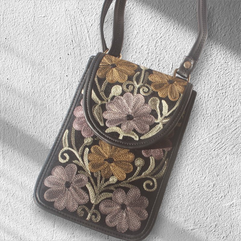 喀什米爾手工真皮刺繡小包-黑底花園・可調式背帶・磁扣・手機包 - 側背包/斜背包 - 真皮 黑色