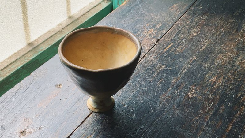 高腳阿醜小茶杯 - 其他杯子 - 陶 咖啡色