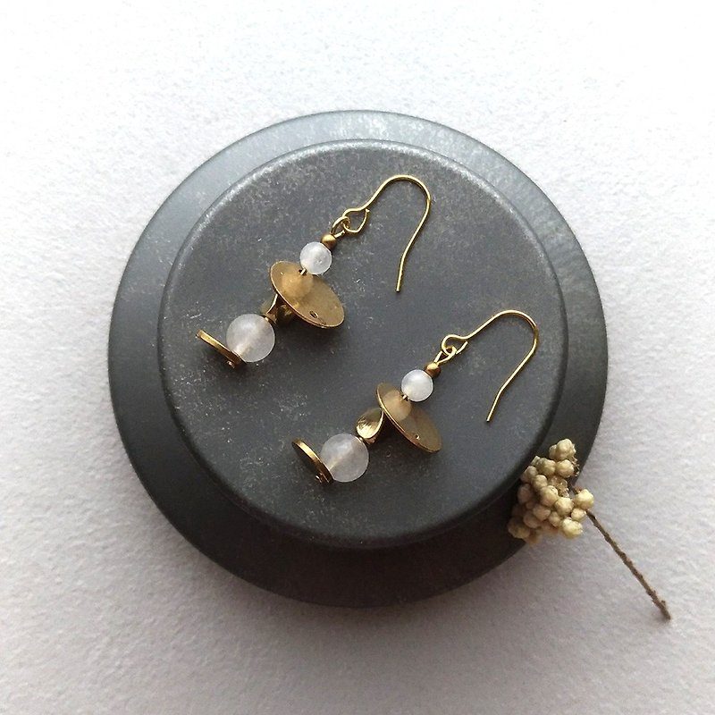 在這裡-黃銅白玉石 針式夾式 耳環 - 耳環/耳夾 - 其他金屬 白色
