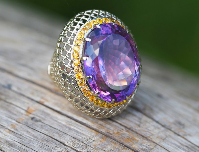 Oval cut amethyst cocktail ring with sapphires - 戒指 - 貴金屬 金色