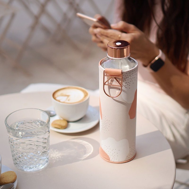 Heat-resistant leather cover glass bottle 750ml - pink spring - Pitchers - Glass 