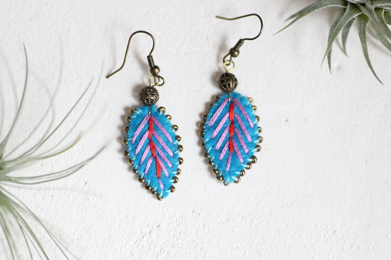 Turquoise earrings - Leaf motifs hand embroidered with an antique bead - ต่างหู - เส้นใยสังเคราะห์ สีน้ำเงิน
