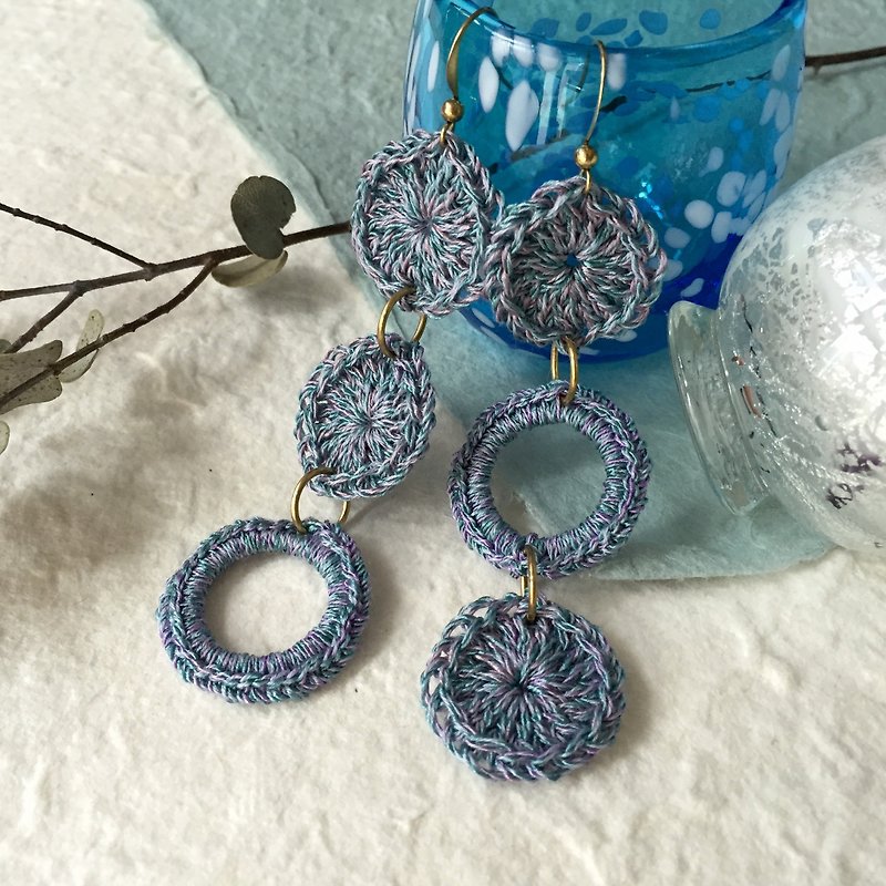 Crochet dangling circles earrings -Blue hydrangea - ต่างหู - ผ้าฝ้าย/ผ้าลินิน สีน้ำเงิน