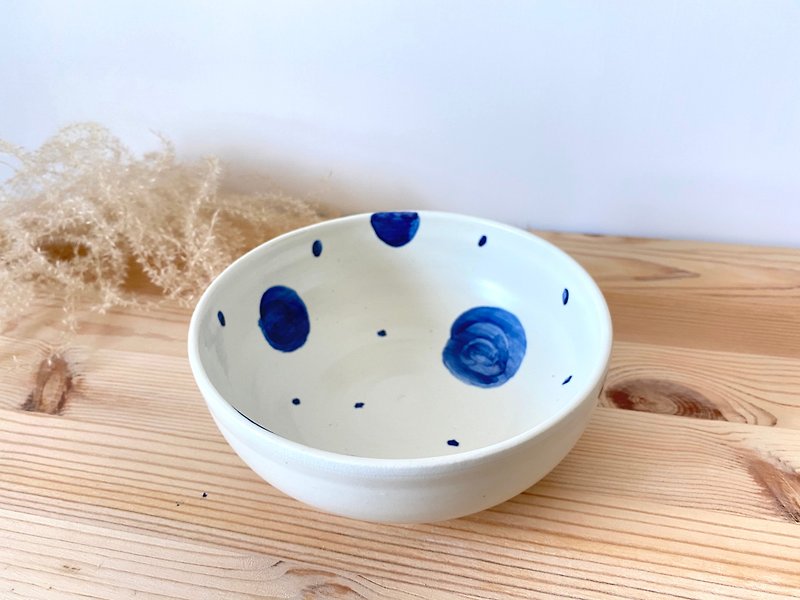 Blue dot dot/hand made pottery bowl - ถ้วยชาม - ดินเผา สีน้ำเงิน