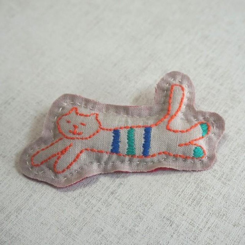 Hand embroidery broach "border pattern cat" - Brooches - Thread Khaki