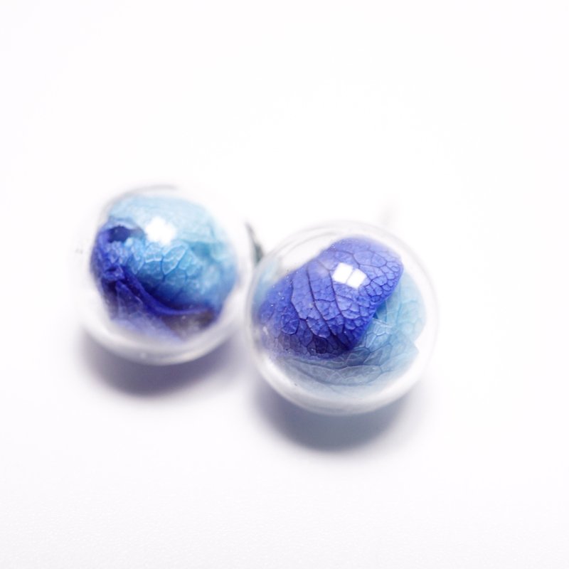 A Handmade Blues Hydrangea Glass Ball Earrings - ต่างหู - แก้ว 