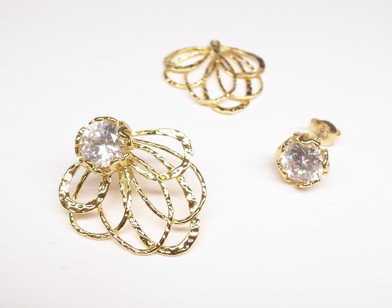 《二毛銀》【黃銅鍍18K金+復古花瓣組合式鋯石耳環】（一對） - 耳環/耳夾 - 其他金屬 