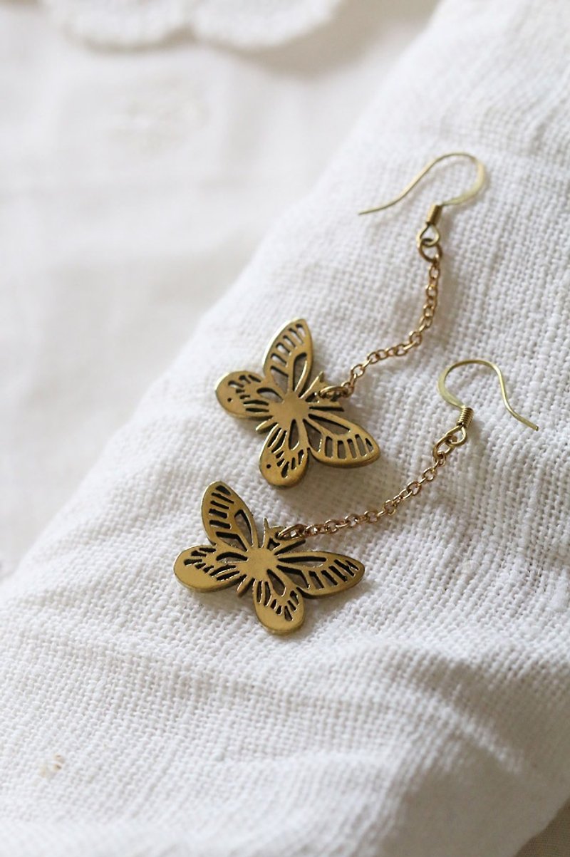 Lively Butterfy Earrings by linen. - 耳環/耳夾 - 銅/黃銅 