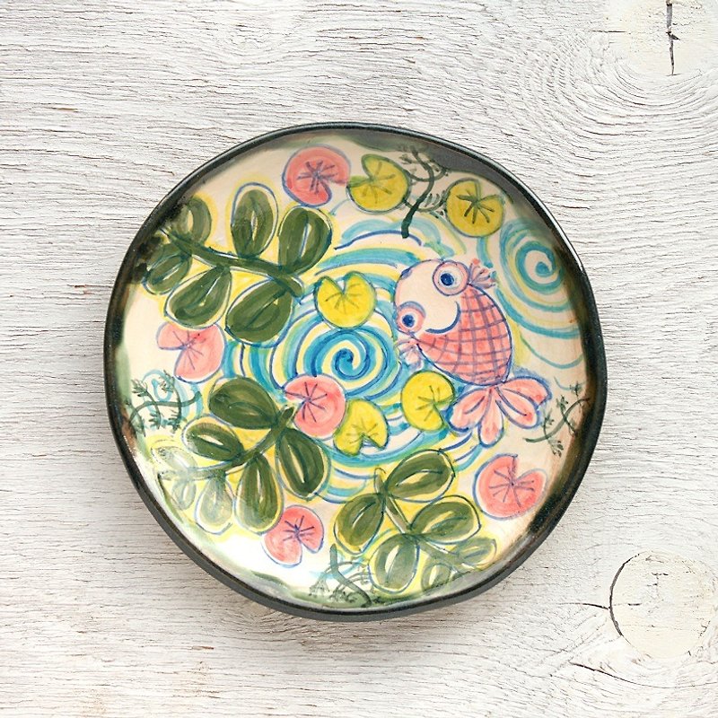 Goldfish and water grass series (green water grass) color picture flat plate - Small Plates & Saucers - Pottery Multicolor