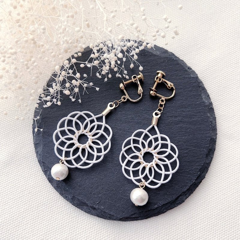 [Mizuhiki] Mandala knot and cotton pearl mizuhiki accessories / Clip-On / suitable for both Western and Japanese clothing / white - Earrings & Clip-ons - Paper White