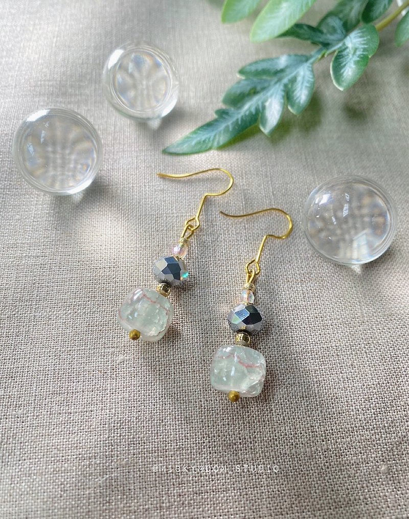 Handmade bead earring - 耳環/耳夾 - 塑膠 銀色