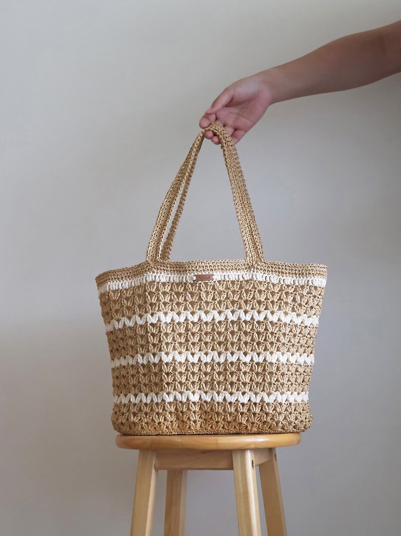 Classical window flower straw weaving tote bag woven bag-Asakusa beige Bahnhof handmade - กระเป๋าถือ - ผ้าฝ้าย/ผ้าลินิน สีกากี