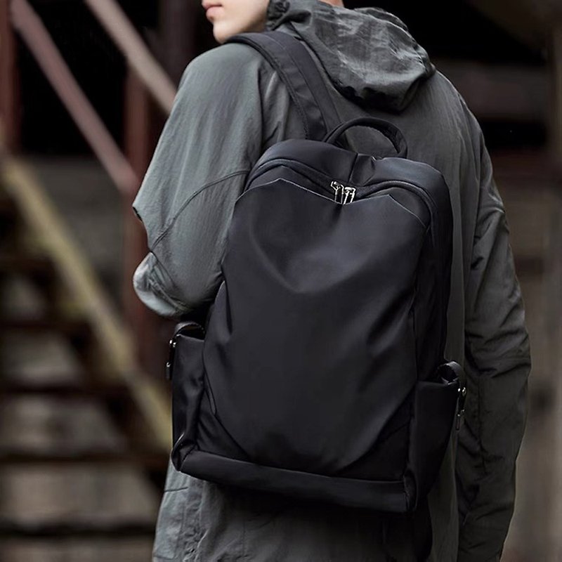 Minimal design travel/ laptop backpack - กระเป๋าเป้สะพายหลัง - วัสดุกันนำ้ สีดำ