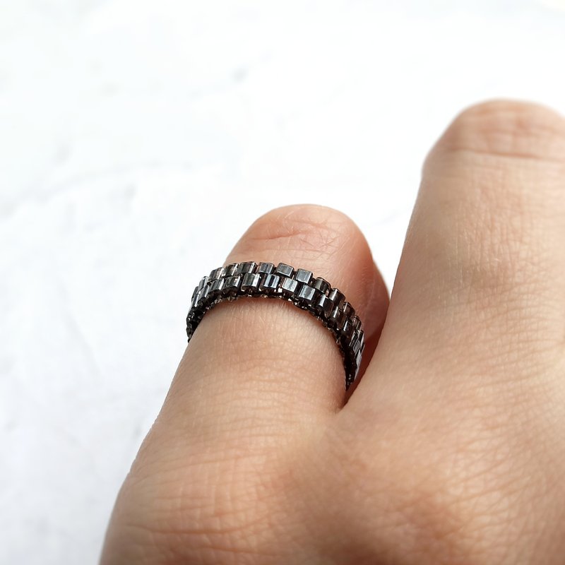Pinky bead ring Handmade jewelry Flexible bead ring Elastic ring - 戒指 - 玻璃 黑色