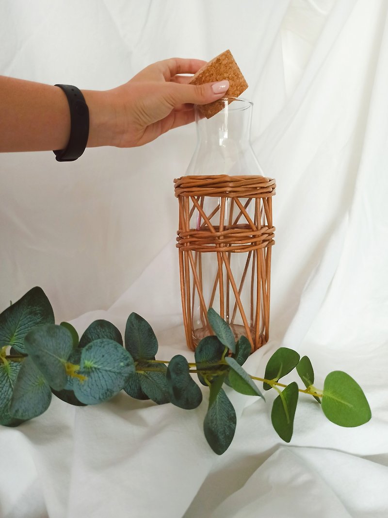 環保材質 開瓶器/開罐器 多色 - Carafe for drinks made of handmade wicker glass.