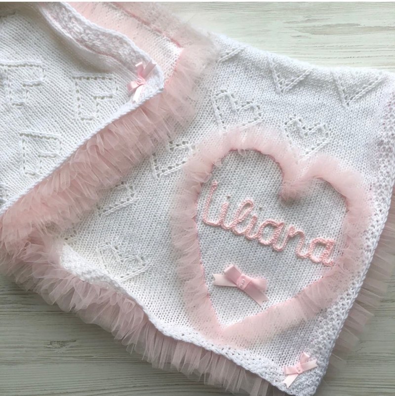 White blanket with pink tulle and baby name. - 其他 - 其他材質 