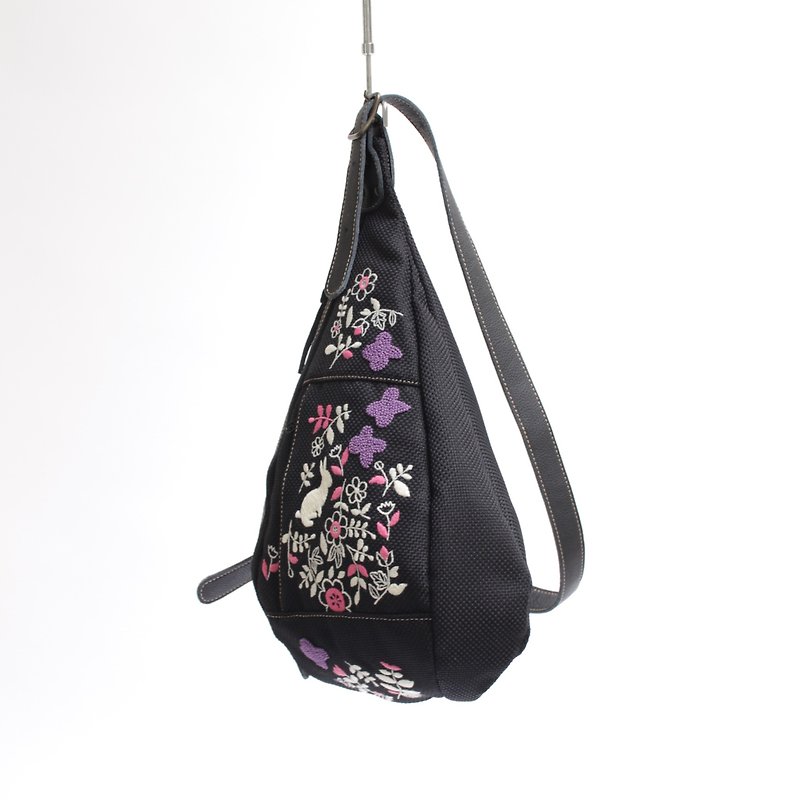 Shoulder bag · Rabbit garden embroidery - กระเป๋าเป้สะพายหลัง - เส้นใยสังเคราะห์ สีดำ