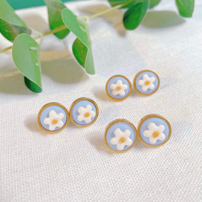 Macaron small white flower earrings - ต่างหู - ดินเผา หลากหลายสี