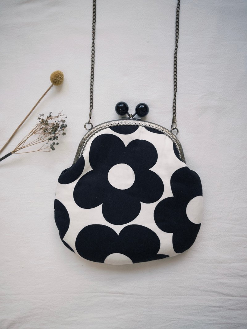 |Simple large flower black| Cross-body chain black beaded kiss lock bag crossbody bag - กระเป๋าแมสเซนเจอร์ - ผ้าฝ้าย/ผ้าลินิน 